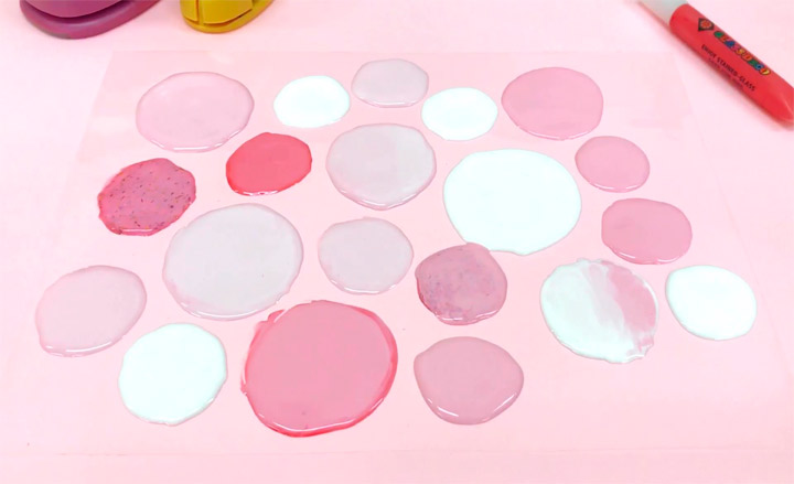 creamos circulos de diferentes colores con pintura para cristal